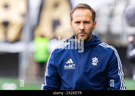 Lodz, Pologne. 21 avril 2024. Marcin Matysiak entraîneur de LKS vu lors du match de la Ligue PKO Ekstraklasa polonaise entre LKS Lodz et Lech Poznan au stade municipal de Wladyslaw Krol. Score final : LKS Lodz vs Lech Poznan 2:3. Crédit : SOPA images Limited/Alamy Live News Banque D'Images