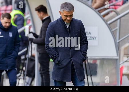 Lodz, Pologne. 21 avril 2024. Mariusz Rumak entraîneur de Lech vu lors du match de la Ligue PKO Ekstraklasa polonaise entre LKS Lodz et Lech Poznan au stade municipal de Wladyslaw Krol. Score final : LKS Lodz vs Lech Poznan 2:3. (Photo de Mikolaj Barbanell/SOPA images/Sipa USA) crédit : Sipa USA/Alamy Live News Banque D'Images