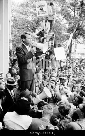 Le procureur général Robert F. Kennedy parle à une foule d'Afro-Américains et de blancs à travers un corne de taureau devant le ministère de la Justice, U.S. News & World Report photo - 1963 Banque D'Images