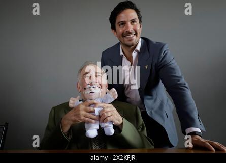 Victor Gonzalez, père et fondateur de Farmacias Similares, et son fils Victor Gonzalez Herrera, président exécutif de Grupo Por un Pais Mejor, tiennent une conférence de presse lors de l'inauguration du deuxième magasin phare de Farmacias Similares à Zocalo, à Mexico. Le magasin dispose non seulement d'une pharmacie et d'un cabinet médical, mais offre également une large gamme de souvenirs, y compris des animaux en peluche, des vêtements, des casquettes, des t-shirts, sweat-shirts, cahiers, boîtes à lunch et thermoses, ainsi qu'une série d'expériences virtuelles et interactives gratuites. (Photo de Gerardo Vieyra/NurPhoto) Banque D'Images