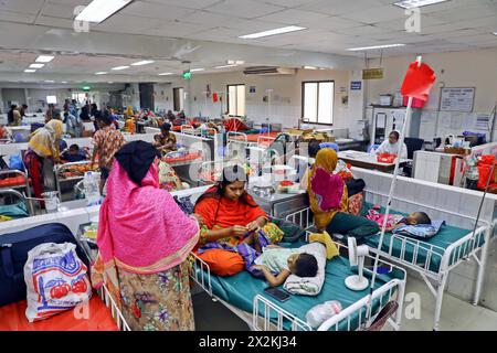 Krankenhaus für Durchfall au Bangladesh, des enfants reçoivent un traitement médical pour la diarrhée au Centre international de recherche sur les maladies diarrhéiques, au Bangladesh, en raison d'une vague de chaleur à Dhaka, au Bangladesh, le 23 avril 2024. Dhaka District de Dhaka Bangladesh Copyright : xHabiburxRahmanx Banque D'Images