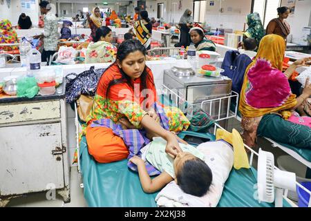 Krankenhaus für Durchfall au Bangladesh, des enfants reçoivent un traitement médical pour la diarrhée au Centre international de recherche sur les maladies diarrhéiques, au Bangladesh, en raison d'une vague de chaleur à Dhaka, au Bangladesh, le 23 avril 2024. Dhaka District de Dhaka Bangladesh Copyright : xHabiburxRahmanx Banque D'Images