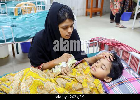 Krankenhaus für Durchfall au Bangladesh, des enfants reçoivent un traitement médical pour la diarrhée au Centre international de recherche sur les maladies diarrhéiques, au Bangladesh, en raison d'une vague de chaleur à Dhaka, au Bangladesh, le 23 avril 2024. Dhaka District de Dhaka Bangladesh Copyright : xHabiburxRahmanx Banque D'Images