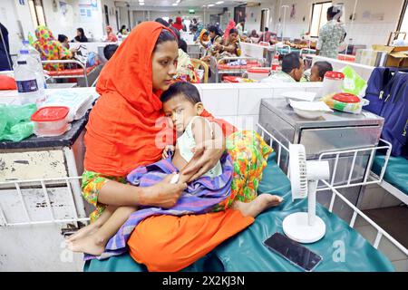 Krankenhaus für Durchfall au Bangladesh, des enfants reçoivent un traitement médical pour la diarrhée au Centre international de recherche sur les maladies diarrhéiques, au Bangladesh, en raison d'une vague de chaleur à Dhaka, au Bangladesh, le 23 avril 2024. Dhaka District de Dhaka Bangladesh Copyright : xHabiburxRahmanx Banque D'Images