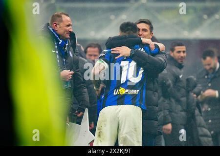 Milan, Italie. 22 avril 2024. Javier Zanetti (FC Inter) et Lautaro Martinez (FC Inter) célèbrent la victoire du Scudetto lors du match de football de Serie A entre l'AC Milan et le FC Internazionale le 22 avril 2024 au stade San Siro de Milan, Italie - photo Morgese-Rossini/DPPI crédit : DPPI Media/Alamy Live News Banque D'Images