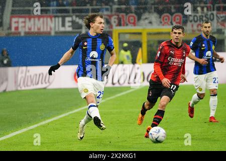 Milan, Italie. 22 avril 2024. Nicolo' Barella (FC Inter) pendant le championnat italien Serie A match de football entre l'AC Milan et le FC Inter le 22 avril 2024 au stade San Siro de Milan, Italie - crédit : Luca Rossini/E-Mage/Alamy Live News crédit : Luca Rossini/E-Mage/Alamy Live News Banque D'Images