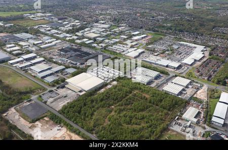 Vue aérienne de l'industrie et du Croft Retail Park à l'extrémité nord de Stadium Road, Brombrough, Wirral Banque D'Images