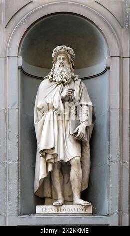 FLORENCE, ITALIE-30 mai 2023 : Statue de Léonard de Davinci dans les niches de la colonnade de la Galerie des Offices, Florence, Italie. Banque D'Images