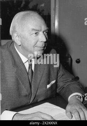 Slavik, Gerhard, président de l'Académie Phono allemande, à son bureau, Hambourg, années 1960, ADDITIONAL-RIGHTS-LEARANCE-INFO-NOT-AVAILABLE Banque D'Images