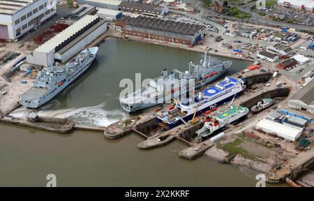Vue aérienne des installations de construction navale et de réparation navale de Cammell Laird et des quais à Birkenhead, Merseyside Banque D'Images