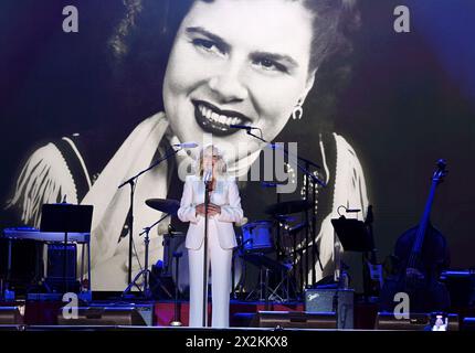 Nashville, États-Unis. 22 avril 2024. Jill Biden sur scène au concert « Walkin' After Midnight : The Music of Patsy Cline » au Ryman Auditorium le 22 avril 2024 à Nashville, TN © Tammie Arroyo/AFF-USA.com crédit : AFF/Alamy Live News Banque D'Images