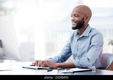 Bureau, dactylographie et homme noir dans le bureau pour la recherche avec cas juridique d'entreprise pour le démarrage. Technologie, lecture et avocat africain travaillant sur Banque D'Images