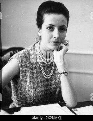 Schilling, Gitta, mannequin et femme d'affaires allemande, propriétaire d'une maison de couture, dans son bureau, années 1960, ADDITIONAL-RIGHTS-CLEARANCE-INFO-NOT-AVAILABLE Banque D'Images