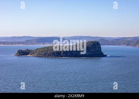 De West Head dans le parc national de Ku-Ring-Gai Chase, vue sur la réserve naturelle de Lion Island à l'embouchure de la rivière Hawkesbury et sur la côte centrale de Nouvelle-Galles du Sud Banque D'Images