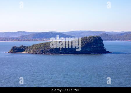 De West Head dans le parc national de Ku-Ring-Gai Chase, vue sur la réserve naturelle de Lion Island à l'embouchure de la rivière Hawkesbury et sur la côte centrale de Nouvelle-Galles du Sud Banque D'Images