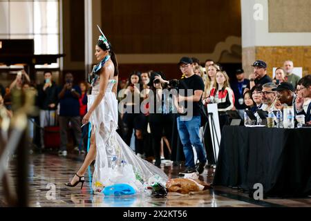 Los Angeles, États-Unis. 23 avril 2024. Un participant présente une création lors d’un concours de défilé de mode respectueux de l’environnement à L.A. Union Station à Los Angeles, Californie, États-Unis, le 22 avril 2024. En l'honneur du jour de la Terre, un concours de défilé de mode durable pour les étudiants des collèges et des lycées a eu lieu ici lundi. Crédit : Xinhua/Alamy Live News Banque D'Images