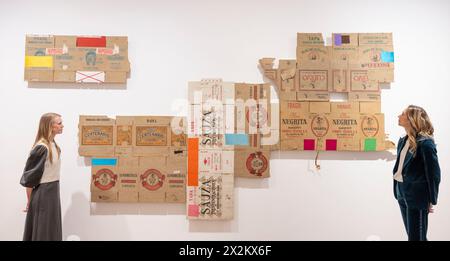 Thaddaeus Ropac, Londres, Royaume-Uni. 23 avril 2024. Entre 1984 et 1991, Robert Rauschenberg entreprit un programme monumental d'échanges culturels pour favoriser la compréhension mutuelle entre les différentes cultures par l'expression artistique. Présentant directement des œuvres de la Fondation Robert Rauschenberg, il s’agit de la première enquête de galerie à couvrir l’intégralité du projet depuis sa conclusion en 1991. L’exposition comprend des toiles, des sculptures, des œuvres en carton, des néons, des photogravures et des textiles, ainsi qu'un exemple des premières peintures métalliques de Rauschenberg. Image : Night Post/ROCI Mexico 198 Banque D'Images