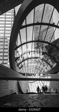 L'entrée spectaculaire de la canopée du tunnel Wynard Walk avec son impressionnant toit en verre. Woods Bagot, architecte de Sydney, a conçu le Wynyard Walk Canopy Banque D'Images