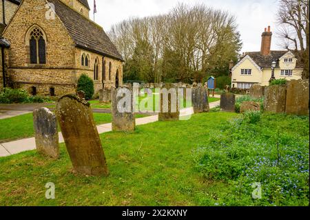 Le cimetière aux pierres tombales et aux fleurs oubliées au restaurant Mary's Church (1247) dans la ville historique de Horsham dans le Sussex de l'Ouest, en Angleterre. Banque D'Images