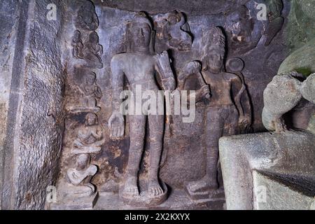 Grottes d'Ellora : grotte bouddhiste n° 2 mur gauche du sanctuaire montrant le porteur de Chouri et le Bouddha debout à Varada mudra. Aussi les dévots avec la main pliée PA Banque D'Images