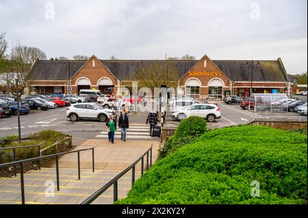 Supermarché Sainsbury et parking au Forum à Horsham, West Sussex, Angleterre. Banque D'Images