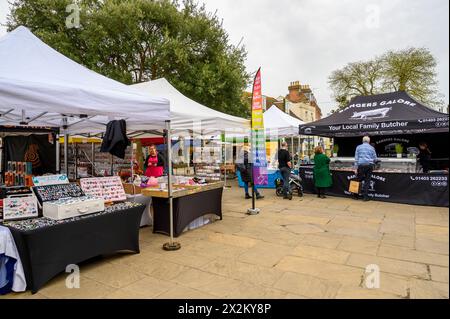 Stands de marché et acheteurs au marché en plein air du samedi à Carfax à Horsham, West Sussex, Angleterre. Banque D'Images