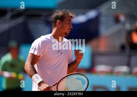 Felipe Meligeni Alves, du Brésil, en action contre Dominic Thiem, de l'Autriche, lors de l'Open Mutua de Madrid 2024, ATP Masters 1000 et WTA 1000, tournoi de tennis le 22 avril 2024 au Caja Magica de Madrid, Espagne Banque D'Images