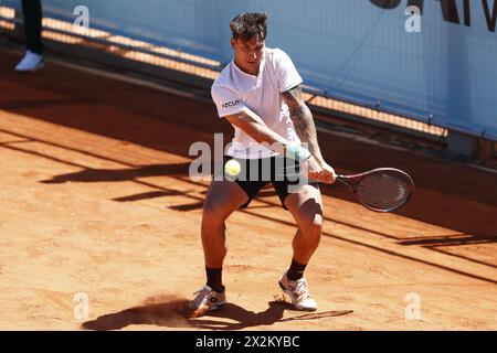 Ugo Carabelli d'Argentine en action contre Bernabe Zatapa d'Espagne lors de l'Open Mutua de Madrid 2024, ATP Masters 1000 et WTA 1000, tournoi de tennis le 22 avril 2024 au Caja Magica de Madrid, Espagne Banque D'Images