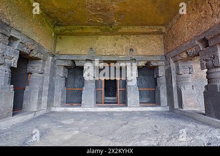 Grottes bouddhistes Ellora : grotte n° 6 vue de la façade latérale centrale, les piliers et pilastres de ce sanctuaire central montrent de beaux chapiteaux purnaghata (pot), wi Banque D'Images