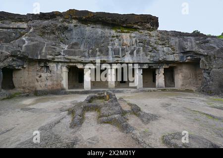 Grottes brahmaniques Ellora : grotte n° 20A, façade montrant des piliers et Kubera à gauche. Banque D'Images