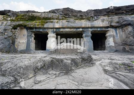 Grottes brahmaniques d'Ellora : grotte n° 20, façade montrant des piliers. Banque D'Images