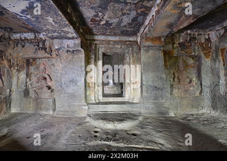 Grottes brahmaniques d'Ellora : grotte n° 22, sanctuaire de lingam avec Ardhachandrashila proéminente. Banque D'Images