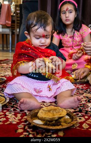 April19th2024 Dehradun City, Inde. Dehradun : les jeunes filles honorées dans le festival Navratri, un rituel sacré pour les déesses hindoues. Banque D'Images