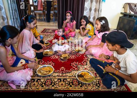 April19th2024 Dehradun City, Inde. Dehradun : les jeunes filles honorées dans le festival Navratri, un rituel sacré pour les déesses hindoues. Banque D'Images