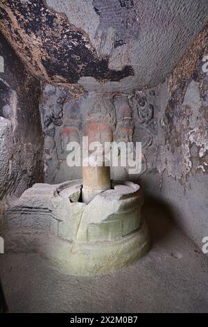 Grottes brahmaniques d'Ellora : grotte no 23. Maheshamurti et Lingam dans le sanctuaire 7. Banque D'Images