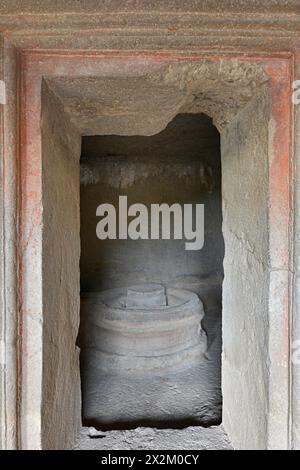 Grottes brahmaniques d'Ellora : grotte no 24, Lingam dans le sanctuaire no 4. Banque D'Images