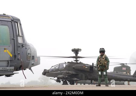 Les hélicoptères d'attaque Apache AH-64E de l'armée britannique sont prêts à décoller de la station de vol de Wattisham dans le Suffolk aux côtés des hélicoptères de reconnaissance Wildcat et des hélicoptères de soutien Chinook de la RAF, avant de se diriger vers l'Estonie pour s'entraîner aux côtés des alliés de l'OTAN dans le cadre de l'exercice Steadfast Defender 24. La flotte de nouveaux hélicoptères d'attaque sera rejointe par des hélicoptères de reconnaissance Wildcat et des hélicoptères de soutien Chinook de la RAF pour participer à un exercice d'entraînement de l'OTAN en Finlande. Les Apaches effectueront des missions de frappe à l'appui de la formation à grande échelle de l'armée finlandaise, avant de se rendre en Estonie pour un nouvel exercice où th Banque D'Images