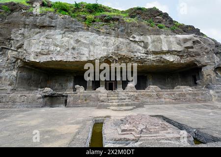 Grottes brahmaniques d'Ellora : grotte no 25 vue générale montrant la façade. Banque D'Images