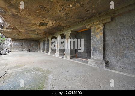 Grottes brahmaniques Ellora : grotte n° 25 - vue sur le porche à piliers et la véranda. Banque D'Images