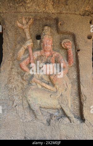 Grottes brahmaniques d'Ellora : grotte no 27 Mahishasuramardini dans niche. Banque D'Images