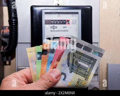 Stromzähler, Symbolfoto Energiekosten, Stromverbrauch, Geld, Euro Banque D'Images