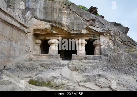 Grottes Ellora Jain : grotte no 32 façade d'un sanctuaire à piliers sur le côté extérieur droit de la grotte 32. Banque D'Images