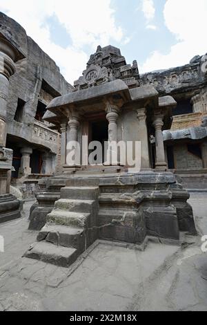 Grottes d'Ellora Jain : grotte no 32- Pavillon dans la cour intérieure. Banque D'Images