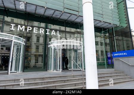Londres. UK- 04.18.2024. Le panneau de nom et l'entrée de l'Imperial College à South Kensington. Banque D'Images