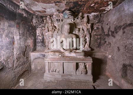 Grottes d'Ellora Jain : grotte no 32. Vue rapprochée - Mahavira dans le sanctuaire principal assis sur un trône de lion avec des accompagnateurs de chaque côté. Banque D'Images