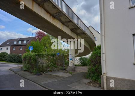 Ende avril 2024 soll die Fußgänger Brücke über die A40 in Essen Frillendorf abgerissen werden. dafür wird an dem Wochenende die A40 gesperrt. IM Verla Banque D'Images