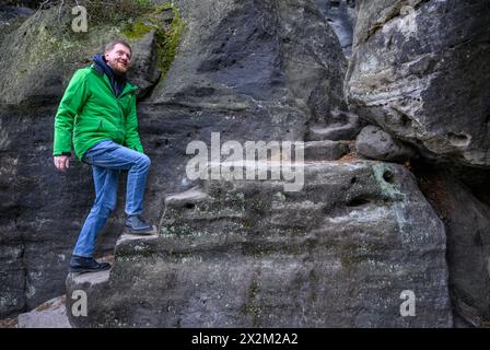 Gohrisch, Allemagne. 23 avril 2024. Michael Kretschmer (CDU), ministre-président de Saxe, monte la montagne de la table de Gohrisch lors d’une randonnée avant la réunion extérieure du cabinet saxon dans le district de la Suisse saxonne-Eastern Ore Mountains. Crédit : Robert Michael/dpa/Alamy Live News Banque D'Images