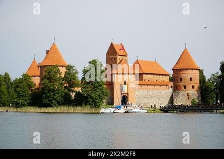 Trakai, Lituanie - 10 septembre 2023 - Château médiéval sur le lac Galve Banque D'Images