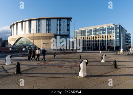 Dundee, Écosse, Royaume-Uni. Sculptures de pingouin - un monument très apprécié en face de la gare. Banque D'Images