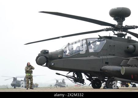 Les hélicoptères d'attaque Apache AH-64E de l'armée britannique sont prêts à décoller de la station de vol de Wattisham dans le Suffolk, avant de se rendre en Estonie pour s'entraîner aux côtés des alliés de l'OTAN dans le cadre de l'exercice Steadfast Defender 24. La flotte de nouveaux hélicoptères d'attaque sera rejointe par des hélicoptères de reconnaissance Wildcat et des hélicoptères de soutien de la RAF Chinook (à gauche) pour participer à un exercice d'entraînement de l'OTAN en Finlande. Les Apaches effectueront des missions de frappe à l'appui de la formation à grande échelle de l'armée finlandaise, avant de se rendre en Estonie pour un nouvel exercice où ils seront rejoints par davantage d'hélicoptères britanniques. L'exercice d'entraînement avec Banque D'Images